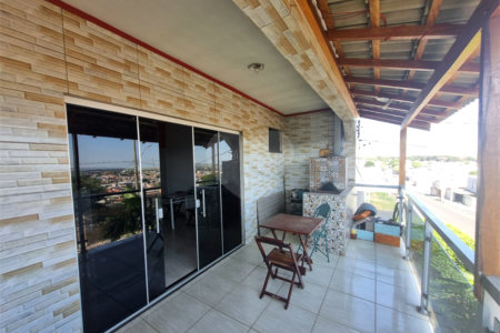 Sobrado 3 quartos e área comercial em baixo.