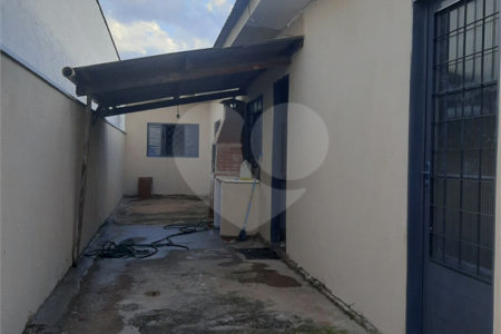 Casa térrea com 2 dormitórios.