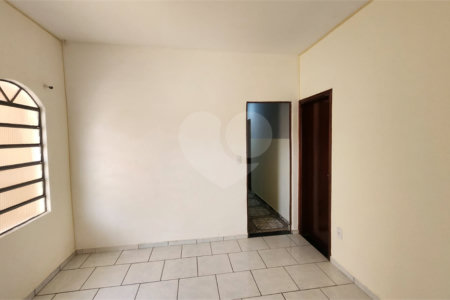 Casa à venda com 4 quartos, sendo 1 suíte, em Jardim Roberto Selmi Dei, Araraquara, SP