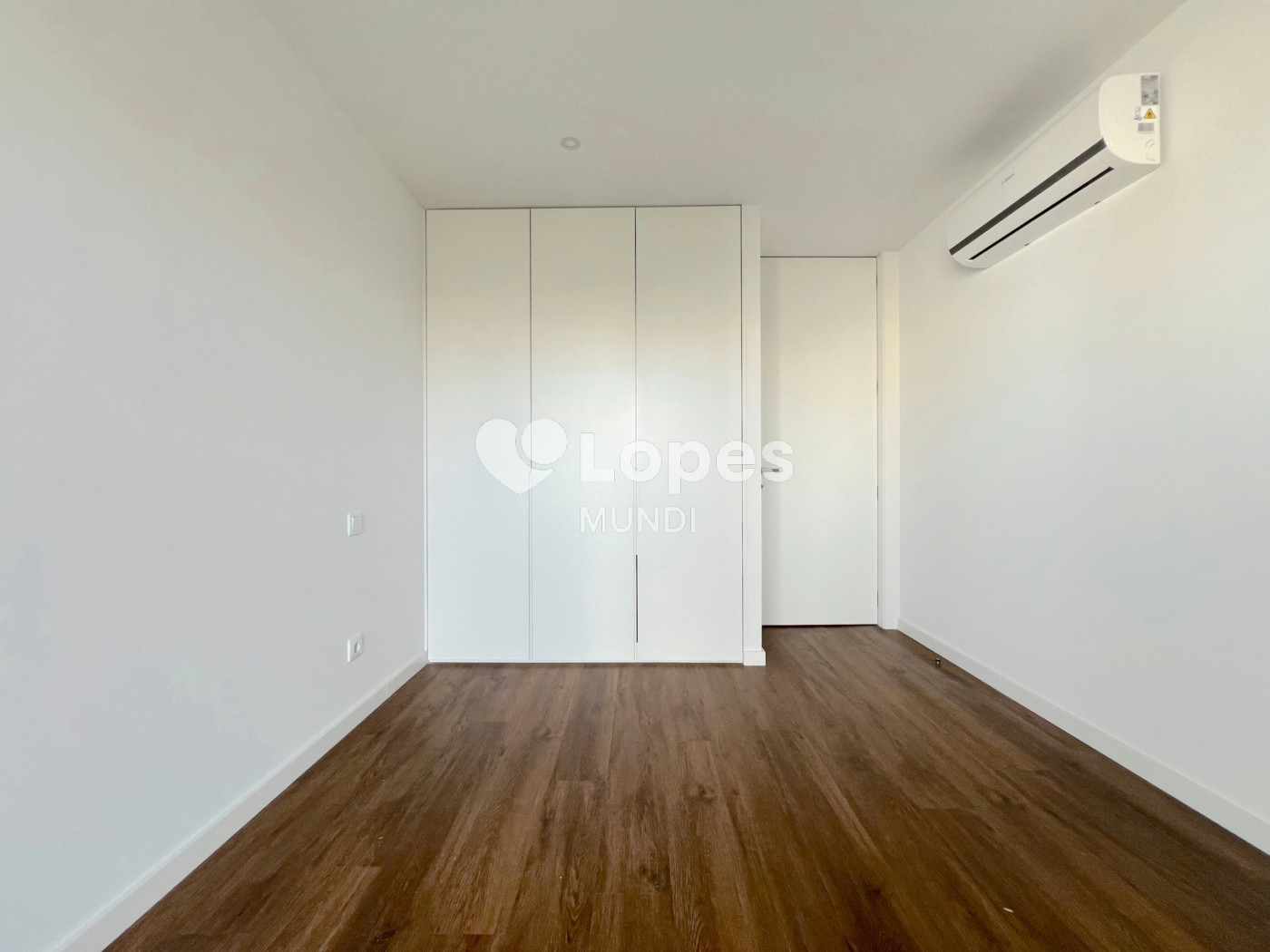 Apartamento T2 à venda em Águas Santas, Maia, Portugal – Varanda e garagem
