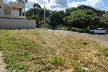 Terreno à Venda em São Carlos, no bairro Parque dos Flamboyants
