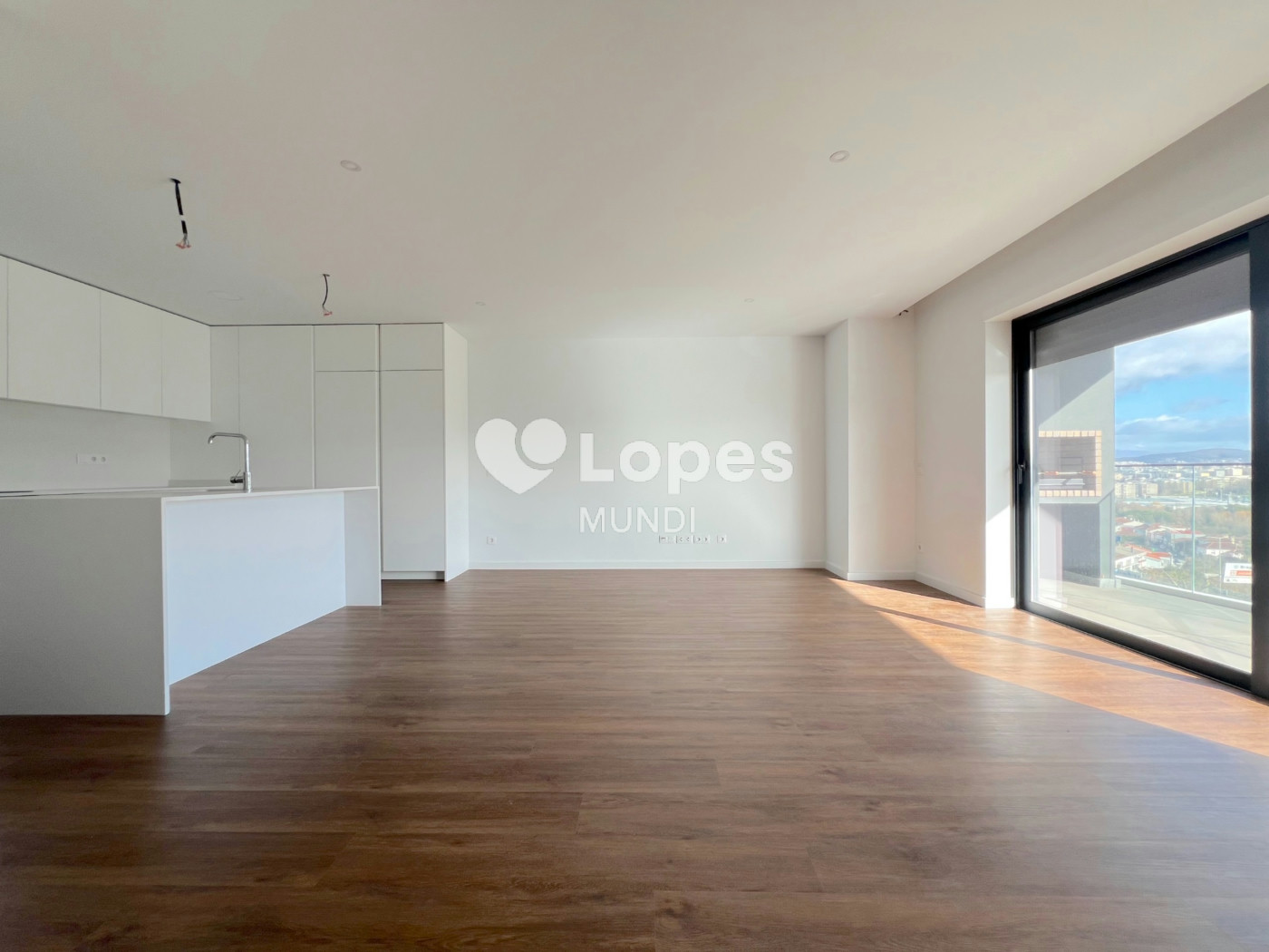Apartamento T2 à venda em Águas Santas, Maia, Portugal – Varanda e garagem
