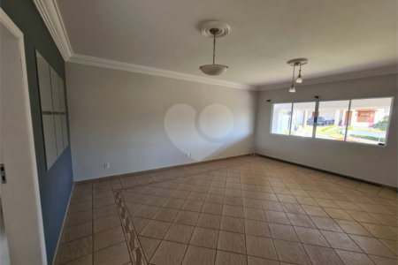 Casa à venda com 3 quartos, sendo 2 suítes, no condomínio Terras de São Francisco, Vinhedo - SP