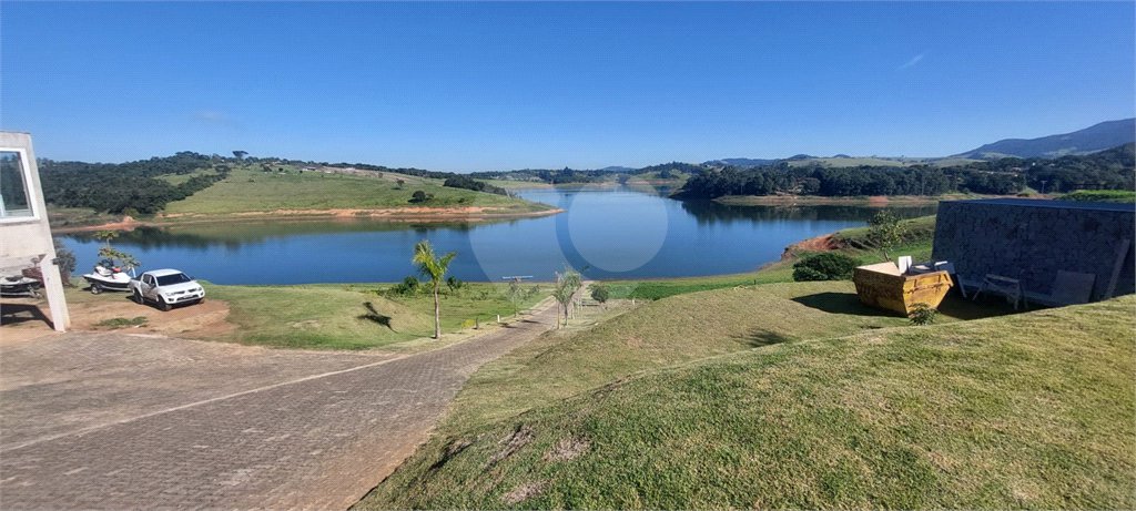 Casa à venda com 3 suítes no condomínio Riviera dos Pássaros, Joanópolis - SP