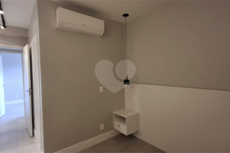 Apartamento com 2 vagas no Campo Belo