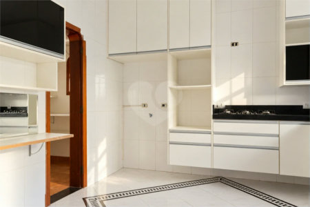 Casa à venda com 6 dormitórios, 3 suítes, piscina, área gourmet, hidromassagem, lareira, varanda e 6 vagas de garagem. Conforto e lazer para toda a família!