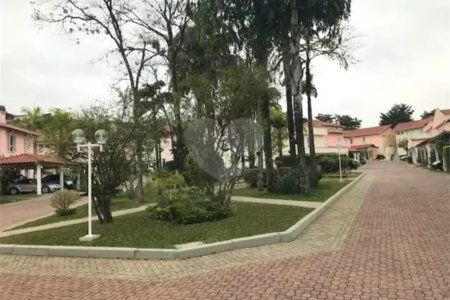 Casa à venda com 3 quartos, sendo 2 suítes, no condomínio Vila Borghese, São Paulo - SP