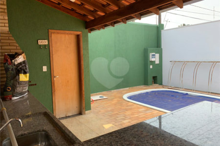 Casa térrea com 3 suítes.