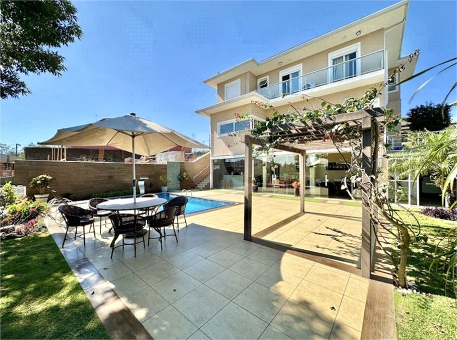 Casa à venda com 3 suítes no condomínio Golf Village, Carapicuíba - SP