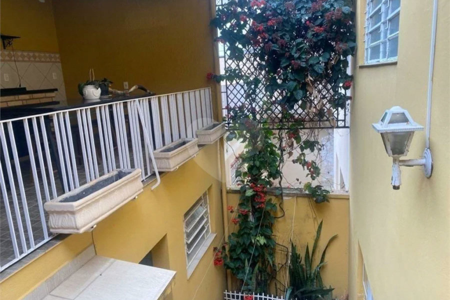 Sobrado à venda com 150 metros de área util e possui 3 dormitórios, sendo 1 suíte.
