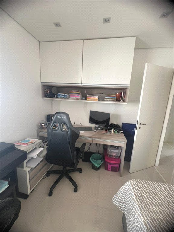 Apartamento. 78 m2, 3 dorm., uma suíte, lavabo, banheito, duas vagas, deposito no sub, varanda gormet.Aceita e estuda Permuta.