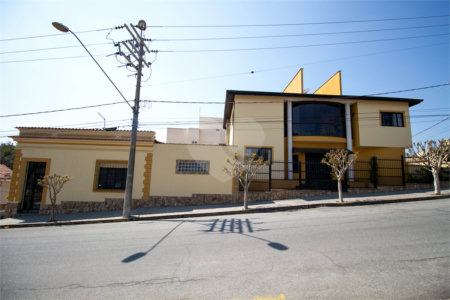 Sobrado à venda com 5 quartos, sendo 3 suítes, no Centro, São Roque, SP