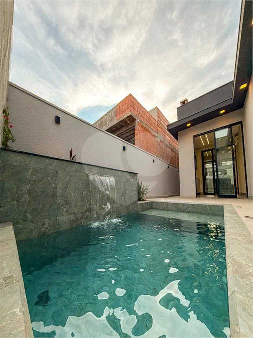 Indaiatuba - Condominio Sapezal - R$ 2.400.000,00 - Área Total 360,00 m² - Área Construída 213,32 m² - TÉRREA - 03 suítes sendo a master com closet; - Escritório; Lavabo; Cozinha com cooktop e planejados; Gourmet com churrasqueira; Ambientes preparados para ar condicionado; Piscina com cascata,