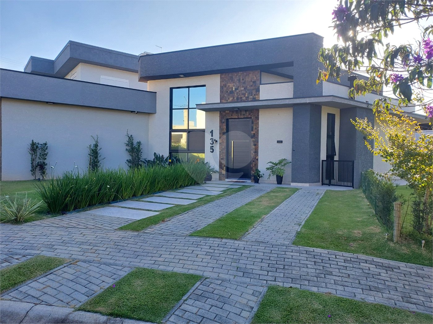 Casa à venda com 4 quartos, sendo 2 suítes,  no condomínio Figueira Garden, Atibaia - SP