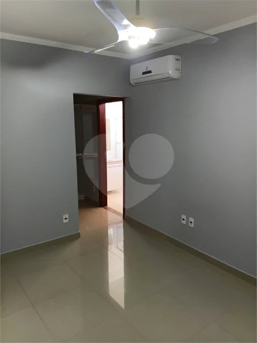 Casa à venda com 3 quartos, sendo 1 suíte,  no condomínio Residencial Eldorado, São Carlos - SP