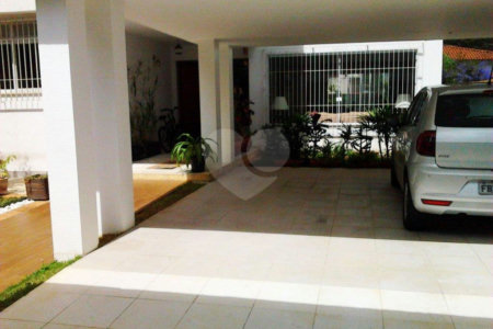 Sobrado à venda com 4 quartos, sendo 1 suíte, em Alto da Boa Vista, São Paulo, SP