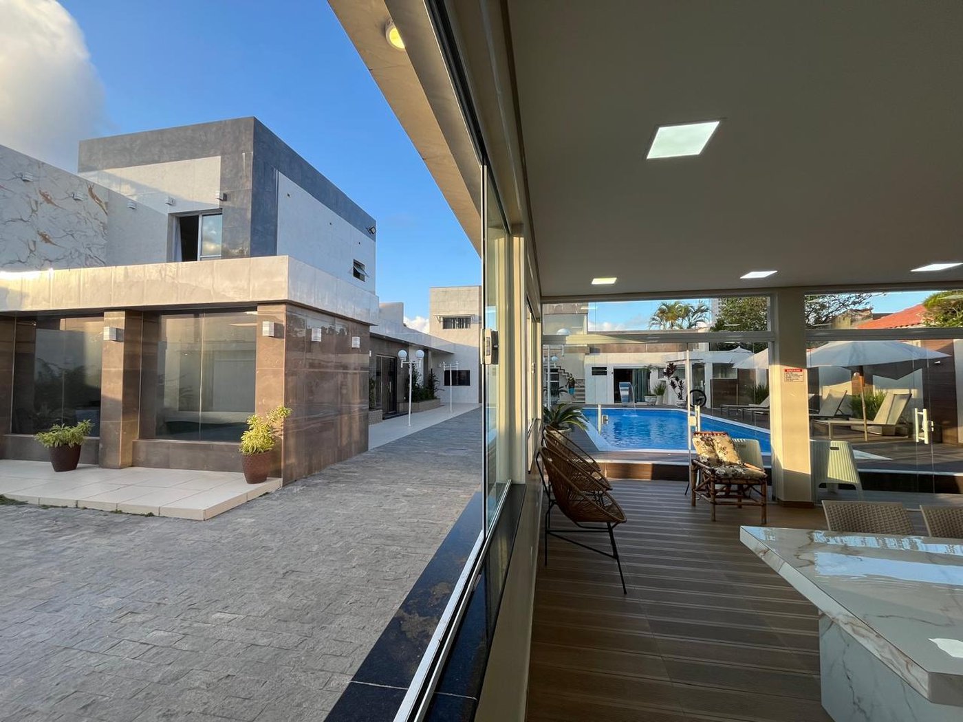 Casa à venda com 8 quartos, sendo 2 suítes, em Flórida, Praia Grande, SP