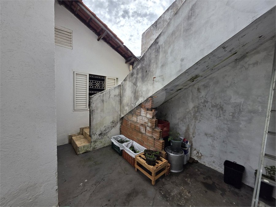 Casa térrea à venda no Douradinho com 2 quartos e edícula com mais dois quartos e 2 banheiros.