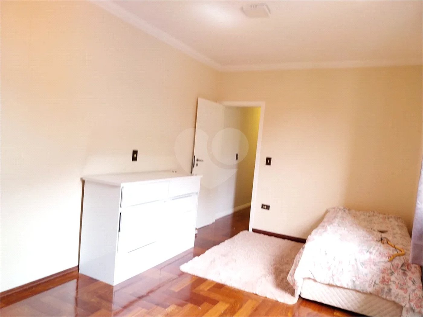 Casa com 324m², 4 dormitórios, sendo 1 suíte, 4 vagas, à venda no Jardim Las Vegas em Santo André.