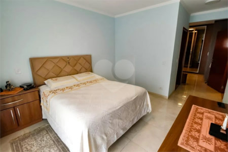 Sobrado à venda com 4 quartos, sendo 1 suíte,  em Vila Sônia, São Paulo, SP