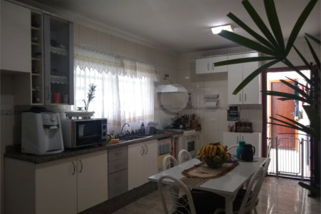 Sobrado à venda com 3 suítes em Vila Nivi, São Paulo, SP