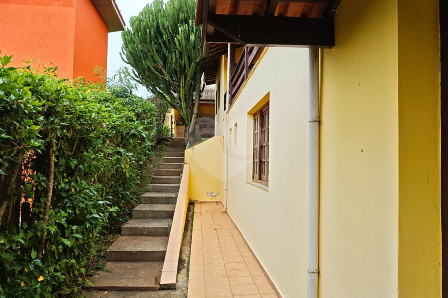 Casa à venda com 4 quartos, sendo 2 suítes,  em Country Residencial Felix, Bom Jesus dos Perdões, SP