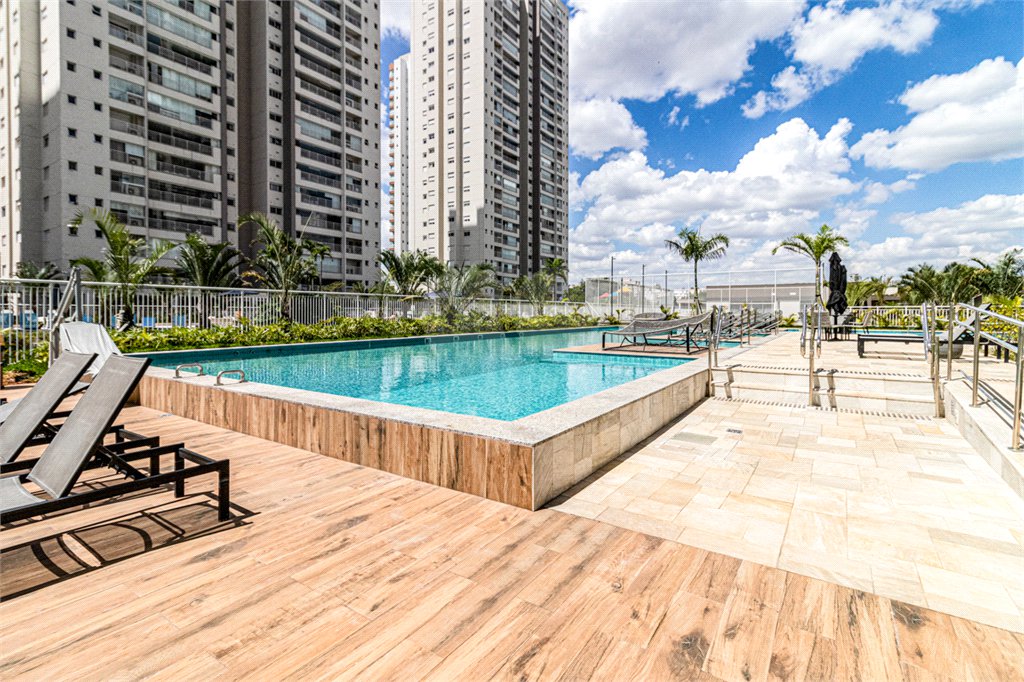 Apartamento à venda com 3 quartos, sendo 1 suíte,  em Vila Anastácio, São Paulo, SP