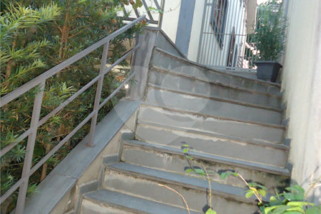 Sobrado com 4 quartos sendo 2 suítes.
