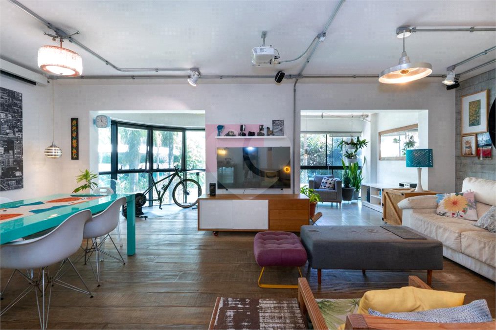 Apartamento à venda com 3 quartos, sendo 1 suíte, em Jardim Morumbi, São Paulo, SP