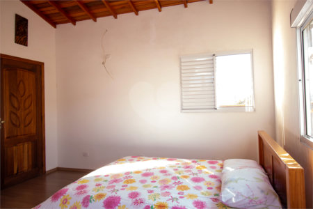 Sobrado à venda com 4 quartos, sendo 1 suíte,  em Vila Aguiar, São Roque, SP