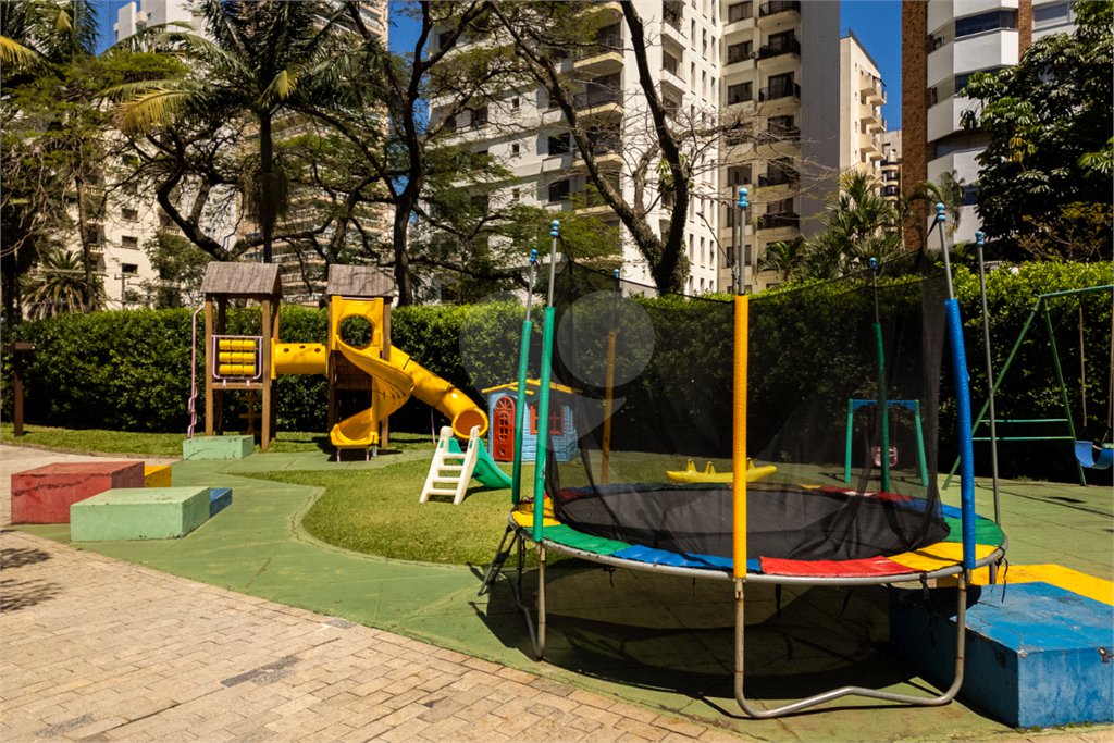 Apartamento à venda com 3 quartos, sendo 1 suíte, em Moema, São Paulo, SP