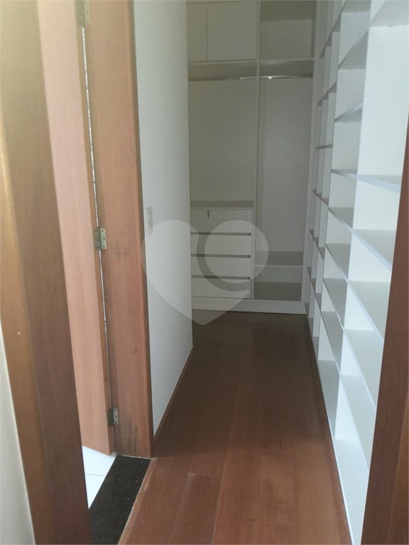 Casa à venda ou para alugar com 4 suítes em Chácaras São Carlos, Cotia, SP