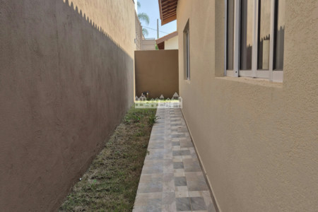 Casa à venda ou para alugar com 2 suítes no condomínio Serra Verde, Atibaia - SP