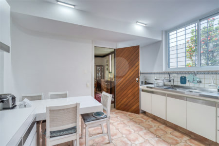Sobrado à venda com 4 quartos, sendo 2 suítes, em Alto da Boa Vista, São Paulo, SP