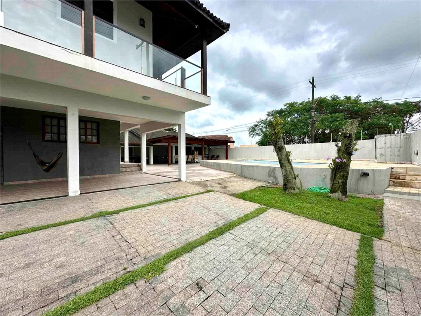 Sobrado à venda com 5 quartos, sendo 3 suítes, em Cidade Nova Peruíbe, Peruíbe, SP