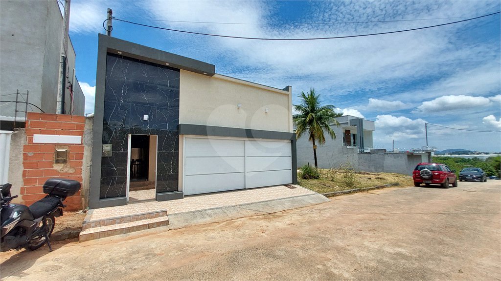 Casa à venda com 4 quartos, sendo 2 suítes, no condomínio Vivendas do Mendanha, Rio de Janeiro - RJ