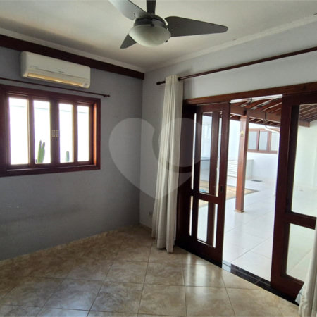 Casa à venda com 4 quartos, sendo 2 suítes, no condomínio Residencial Grape Village, Vinhedo - SP