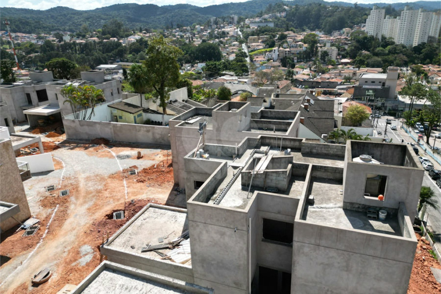 Casa à venda com 4 quartos, sendo 2 suítes, no condomínio Residencial Floresta, São Paulo - SP