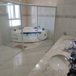 Casa à venda com 4 quartos, sendo 2 suítes, no condomínio Residencial Jardim das Palmeiras, Vinhedo - SP