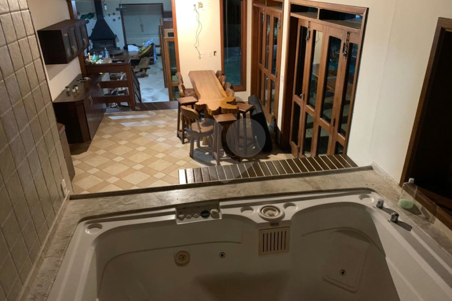 Casa à venda com 5 quartos, sendo 2 suítes, no condomínio Capela do Barreiro, Itatiba - SP