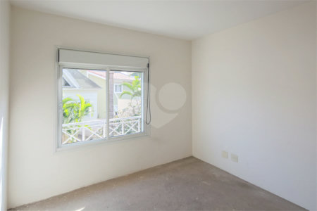 Casa à venda com 4 quartos, sendo 2 suítes, no condomínio Bristol Village, São Paulo - SP