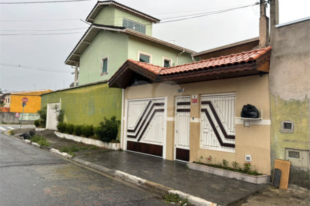Sobrado à venda com 3 suítes em Jardim Imperador, Suzano, SP