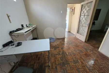 Casa térrea à venda com amplo quintal e grande potencial na Vila Nery