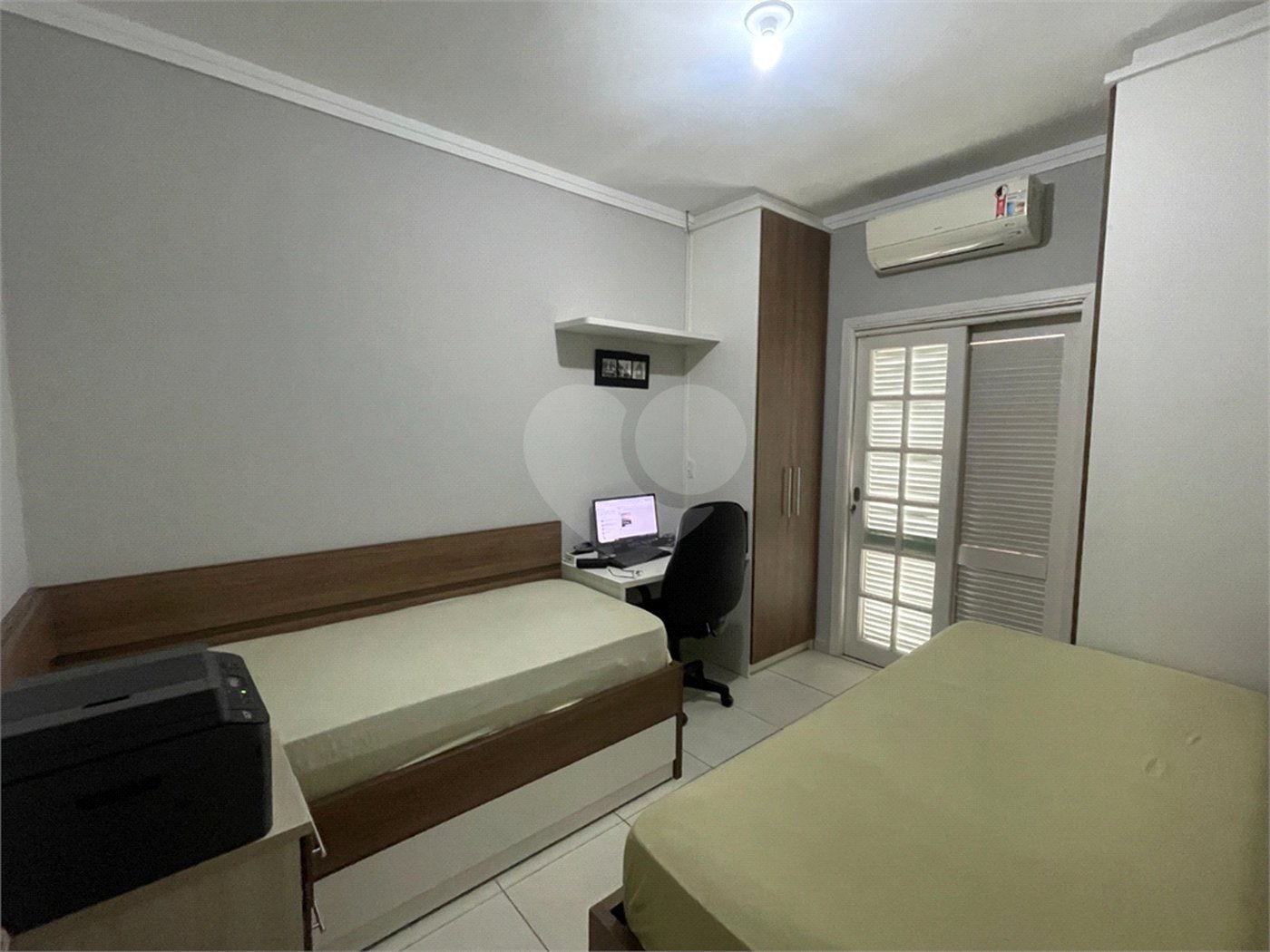 Casa à venda com 4 quartos, sendo 1 suíte, no condomínio Horto Florestal II, Sorocaba - SP