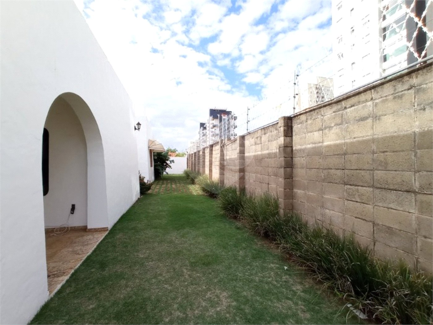 Casa térrea no Condomínio Faber I.