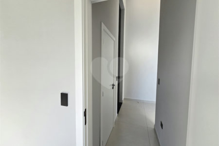 Maravilhosa Casa térrea em condomínio fechado no Portal Lamis, com 3 suítes, piscina privativa e persianas elétricas em excelente condomínio com salão de festas, piscina, quadras de tênis, beach tênis e campo de futebol. Vista cinematográfica da Pedra Grande.