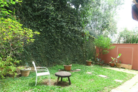Casa à venda com 4 quartos, sendo 2 suítes, no condomínio Vila das Flores, São Paulo - SP