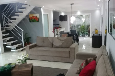 Sobrado à venda com 2 quartos, sendo 1 suíte, em Cidade Boa Vista, Suzano, SP