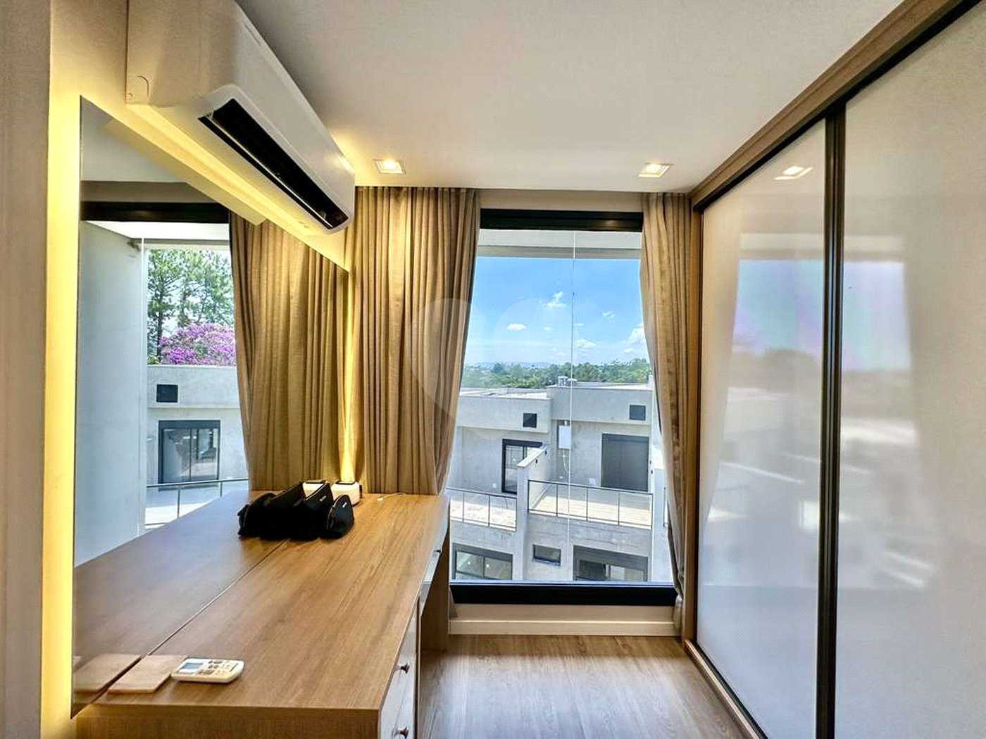 Casa à venda com 2 suítes no condomínio Gran Loft, Cotia - SP