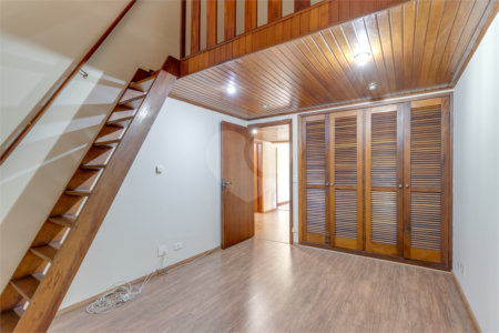 Casa à venda com 5 quartos, sendo 3 suítes, no condomínio Granja do Morumbi, São Paulo - SP